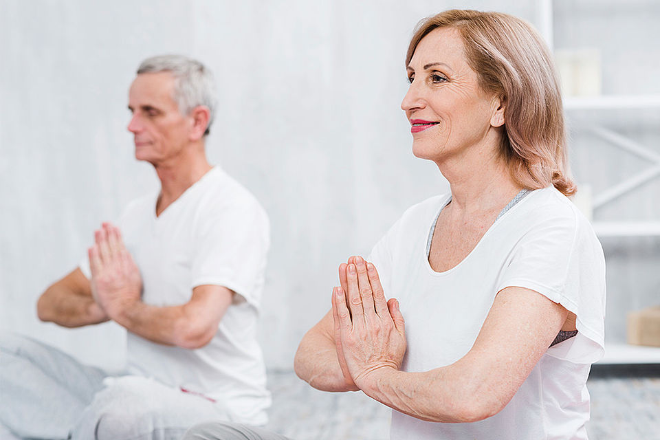 Qi Gong im DRK-Treffpunkt Langenhorn Frau und Mann führen gemeinsam eine Qi-Gong-Übung aus