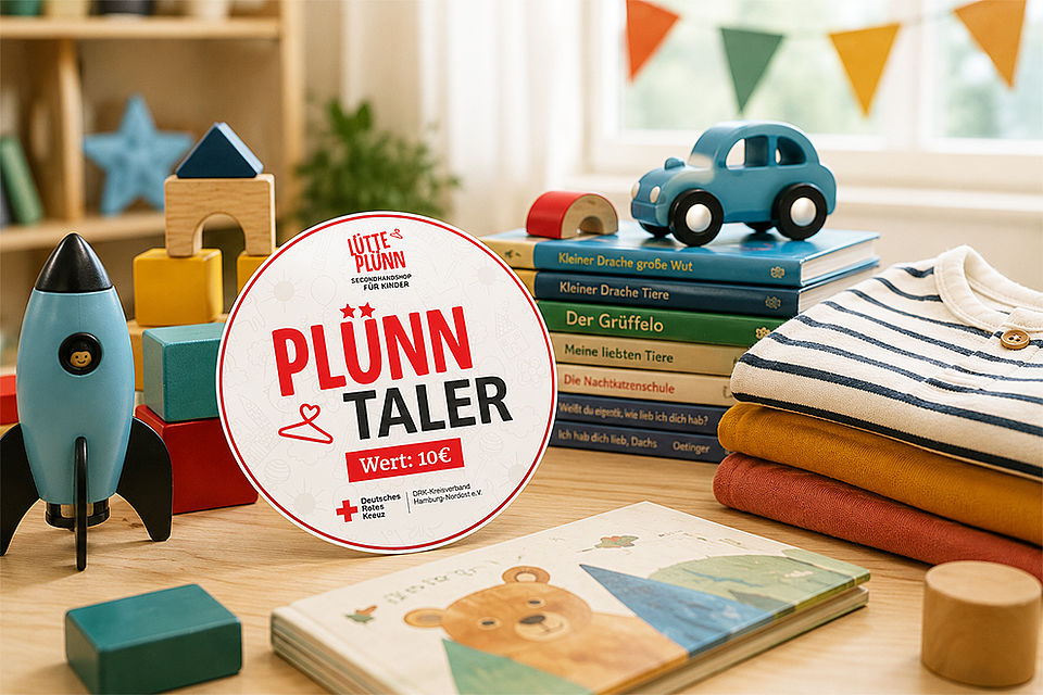 PlünnTaler im Wert von 10 Euro zwischen Kinderkleidung, Büchern und Spielzeug – der Gutschein ermöglicht Familien den Einkauf im Kindersecondhandshop LüttePlünn.