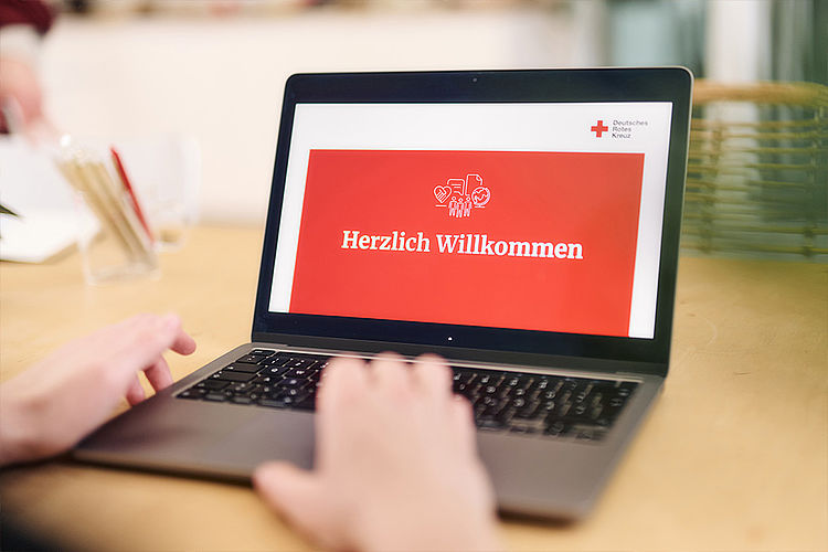Kontakt zur Fortbildung Brandschutzbeauftragter Laptop mit DRK-Begrüßungsseite als Motiv für Kontakt und Kursberatung beim DRK Hamburg-Nordost.